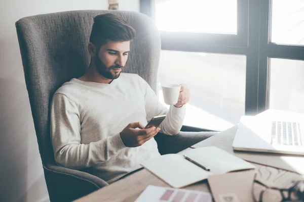 Pohledný muž procházení mobilní telefon — Stock fotografie