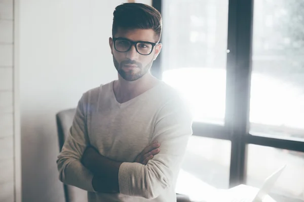 Homme aux lunettes aux bras croisés — Photo