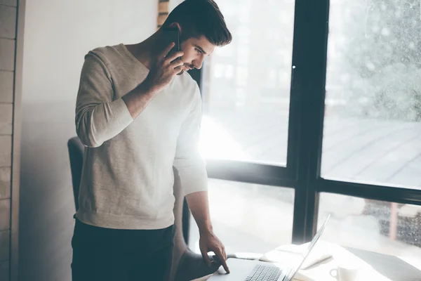 携帯電話で話しているハンサムな男性 — ストック写真