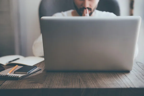 Pensive Man trabalhando com laptop — Fotografia de Stock