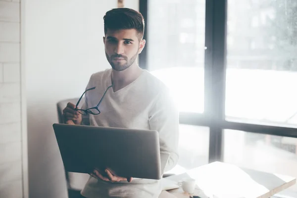 Bonito homem segurando laptop — Fotografia de Stock