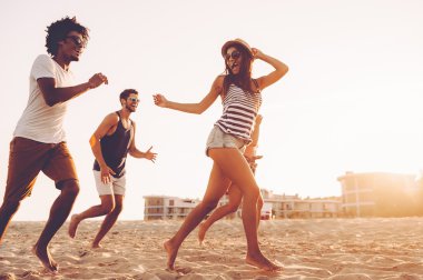 Gençler kumsalda çalıştıran 