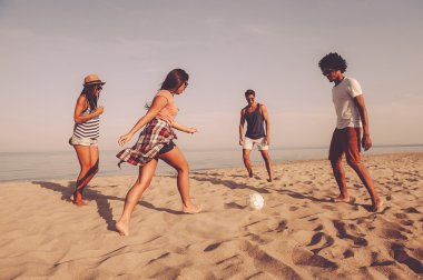 Plaj Futbolu oynayan arkadaşlarım