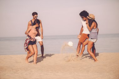 Plaj Futbolu oynayan arkadaşlarım