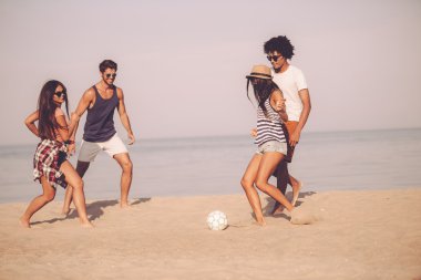 Plaj Futbolu oynayan arkadaşlarım
