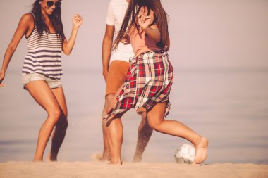 Plaj Futbolu oynayan arkadaşlarım