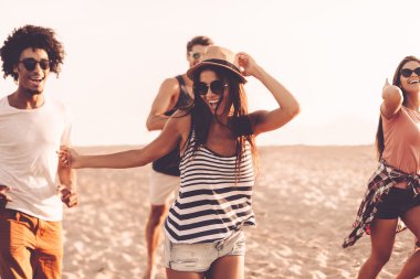 Gençler kumsalda çalıştıran 