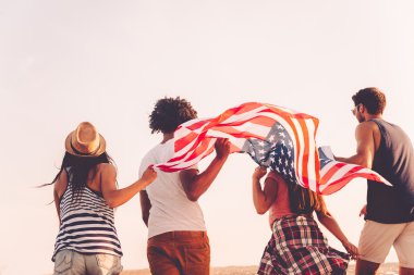 Amerikan bayrağı çalışan gençler