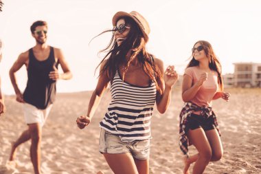 Gençler kumsalda çalıştıran 