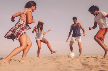 Plaj Futbolu oynayan arkadaşlarım