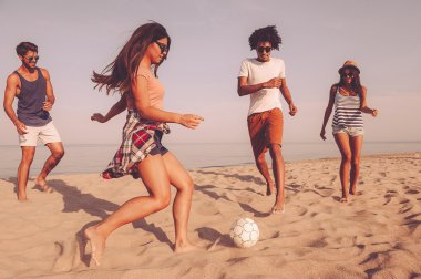 Plaj Futbolu oynayan arkadaşlarım