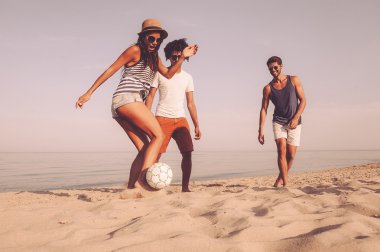 Plaj Futbolu oynayan arkadaşlarım