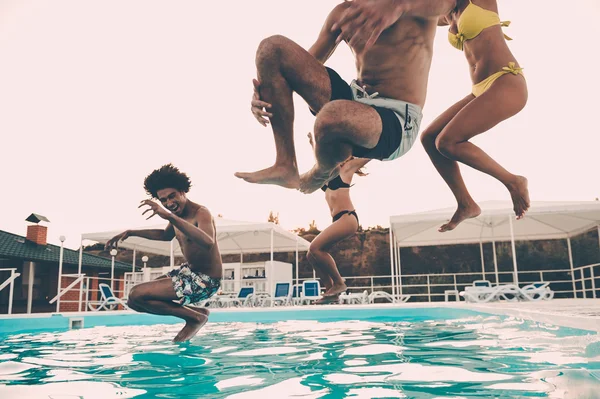 Melhores amigos pulando na piscina — Fotografia de Stock