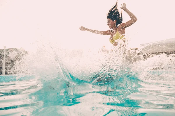 Femme sautant dans la piscine — Photo