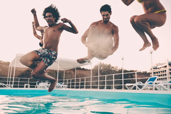 Beste Freunde springen ins Schwimmbad — Stockfoto