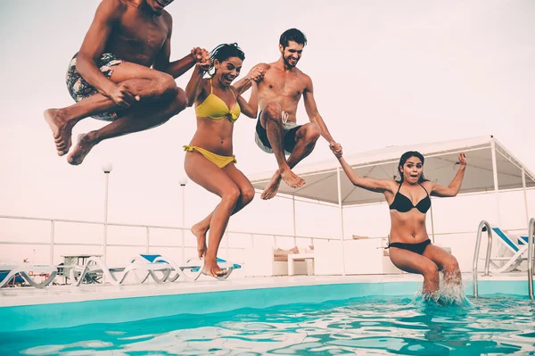 Best friends jumping into swimming pool — Stock Photo, Image