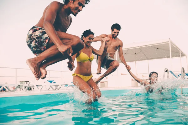 Beste vrienden springen in het zwembad — Stockfoto