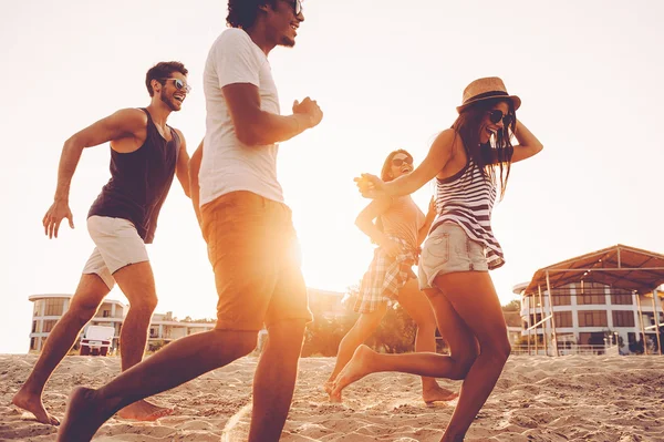 Jonge mensen lopen op strand — Stockfoto