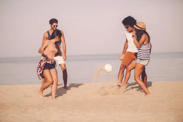 Лучшие друзья играют в пляжный футбол — стоковое фото