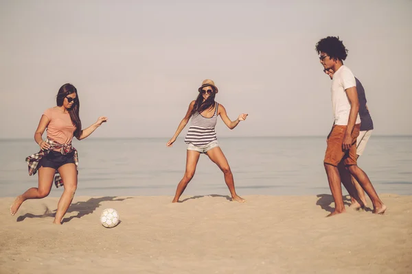 Melhores amigos jogando futebol de praia — Fotografia de Stock