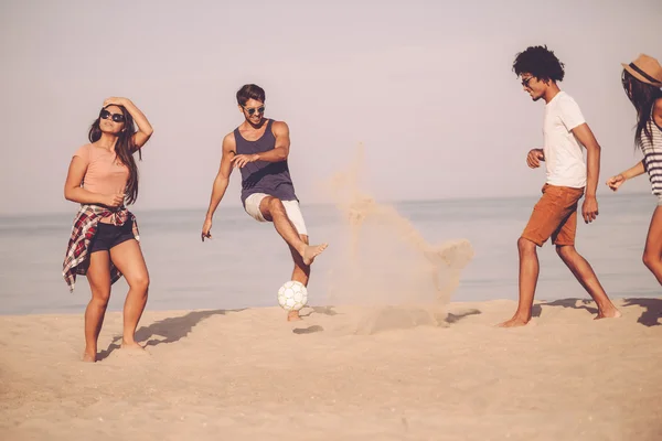 Melhores amigos jogando futebol de praia — Fotografia de Stock