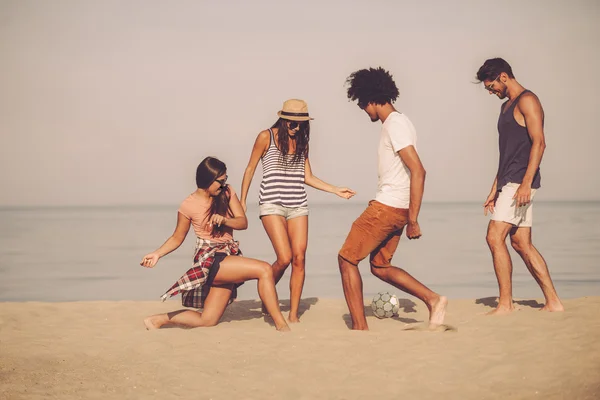 Beste vrienden, met strand voetballen — Stockfoto