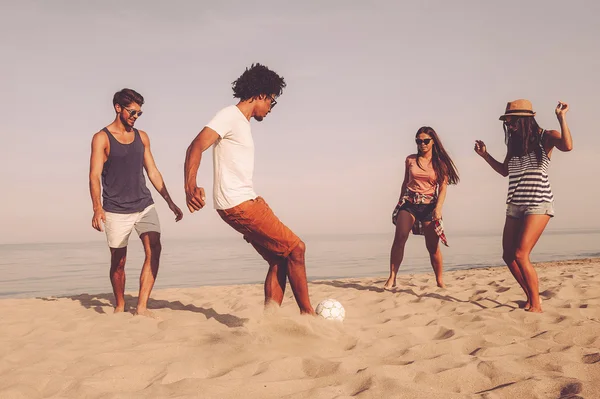 Bästa vänner spela beach fotboll — Stockfoto