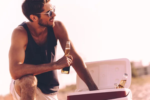 Homem tomando garrafas de cerveja — Fotografia de Stock