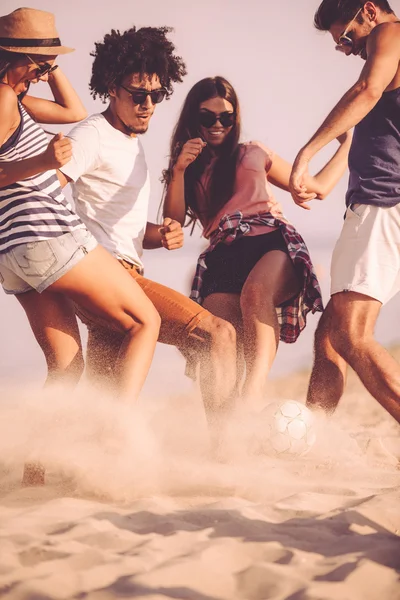 Meilleurs amis jouant au football de plage — Photo