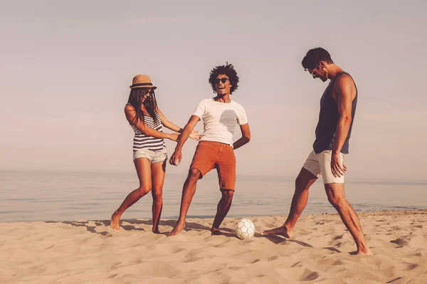 Beste Freunde spielen Beachsoccer — Stockfoto