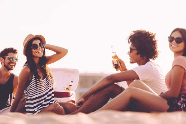 Jóvenes bebiendo cerveza y hablando — Foto de Stock