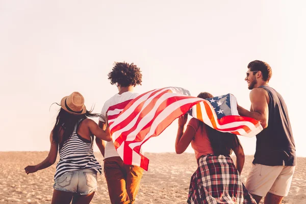 Young people running with american flag — Stock Photo, Image