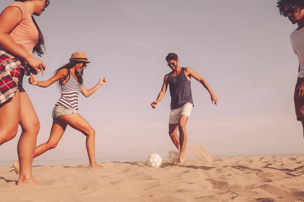 Mejores amigos jugando fútbol playa — Foto de Stock