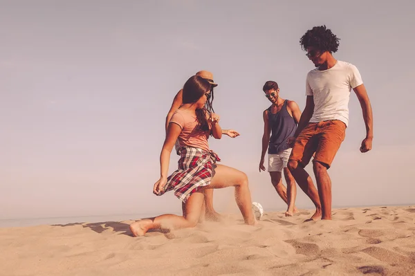 Melhores amigos jogando futebol de praia — Fotografia de Stock