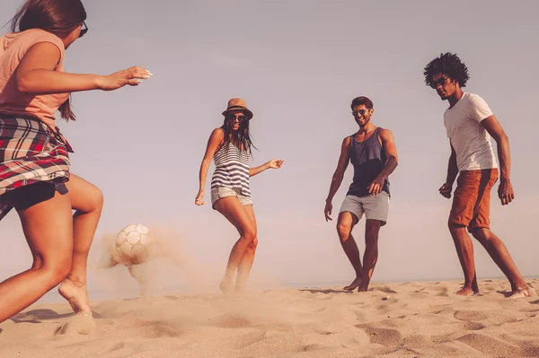 Melhores amigos jogando futebol de praia — Fotografia de Stock