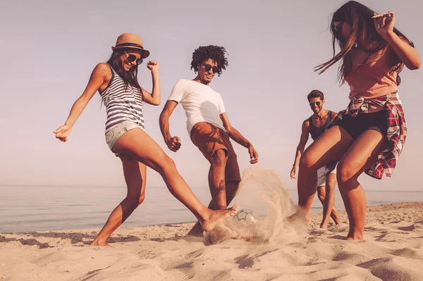 Mejores amigos jugando fútbol playa —  Fotos de Stock