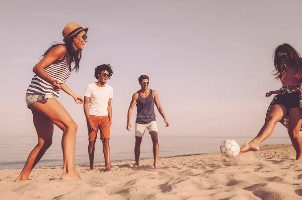 Nejlepší přátelé uživatele hrát plážový fotbal — Stock fotografie