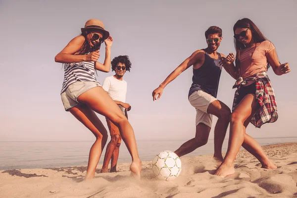 Beste vrienden, met strand voetballen — Stockfoto