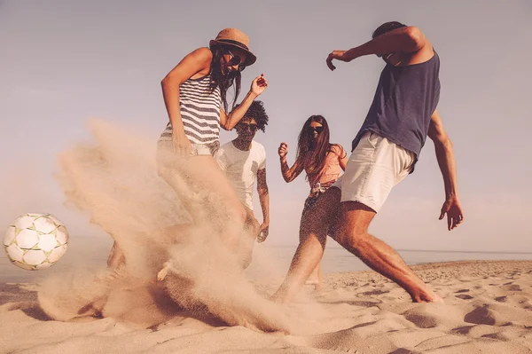 Melhores amigos jogando futebol de praia — Fotografia de Stock