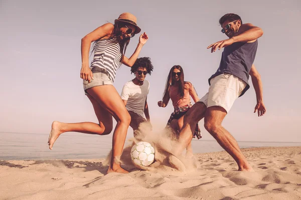 Melhores amigos jogando futebol de praia — Fotografia de Stock