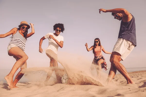 Meilleurs amis jouant au football de plage — Photo