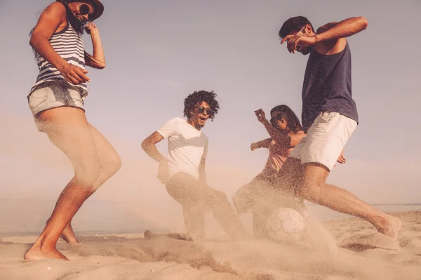 Melhores amigos jogando futebol de praia — Fotografia de Stock