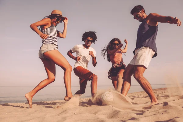 Melhores amigos jogando futebol de praia — Fotografia de Stock