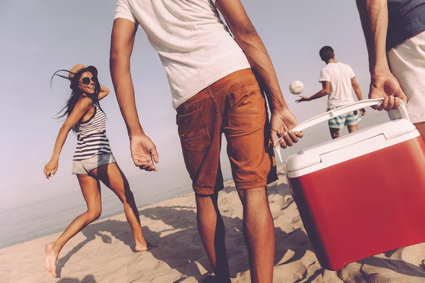 Hombres que llevan refrigerador picnic — Foto de Stock