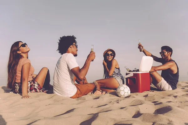 Junge Leute feiern Strandparty — Stockfoto