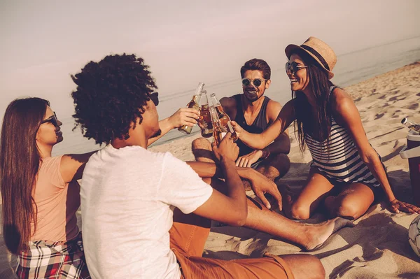 Junge Leute feiern Strandparty — Stockfoto