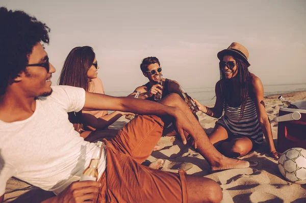 Jóvenes teniendo fiesta en la playa — Foto de Stock