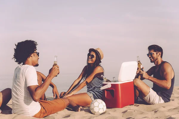 Młodych ludzi mających beach party — Zdjęcie stockowe