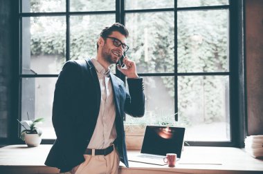 İş adamı cepten konuşuyor.