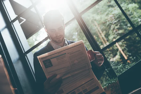 Businessman reading newspaper — Stock Photo, Image